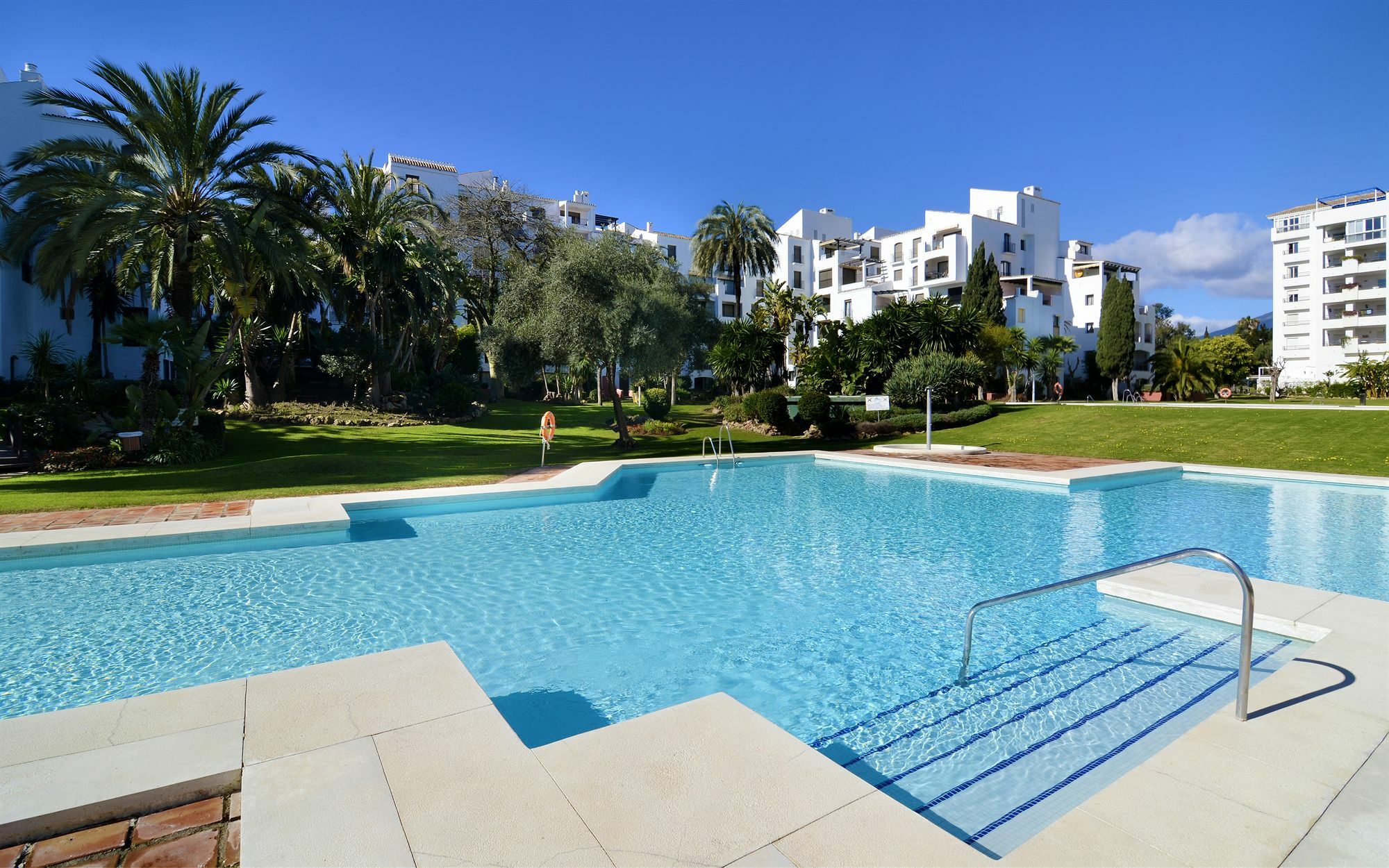 Апартаменти Club Jardines Del Puerto Марбелья Екстер'єр фото